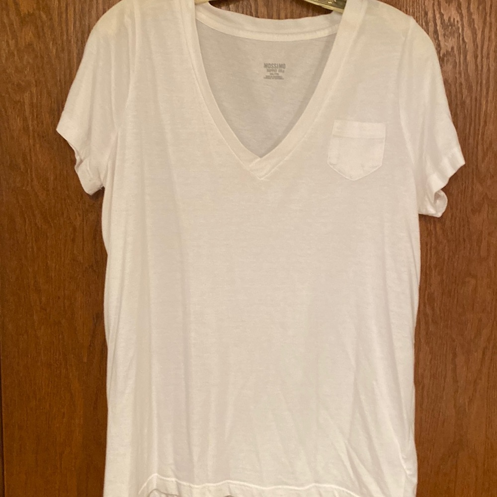 White v neck, small pocket, mossimo tee